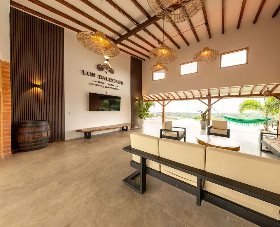 Sala abierta de la finca con techo de madera