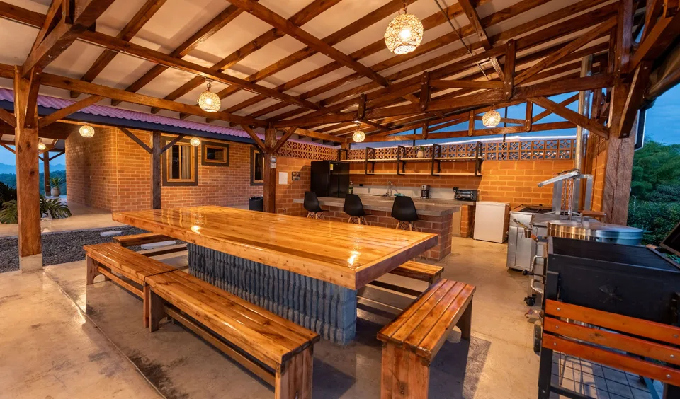 Zona social cubierta con mesa de billar y mobiliario de madera